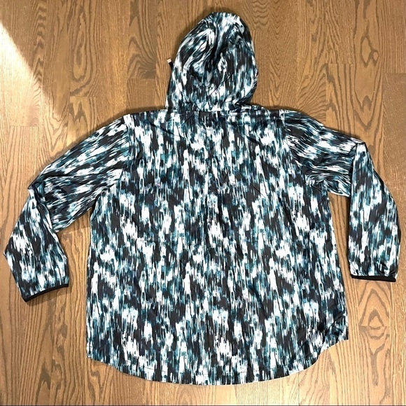 Soho pattern zipper wind breaker by Isaac Mizrahi - Picture 1 of 8